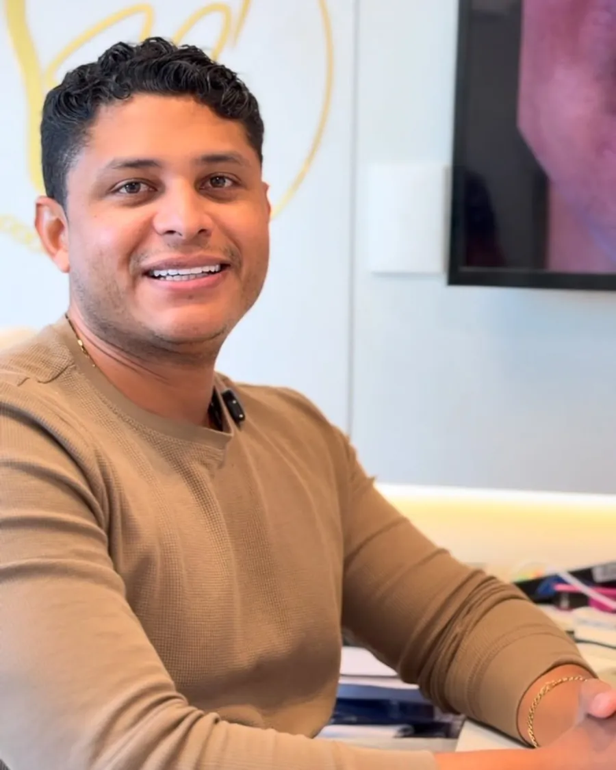 Dr. Stênio Carlos em sua mesa no consultório
